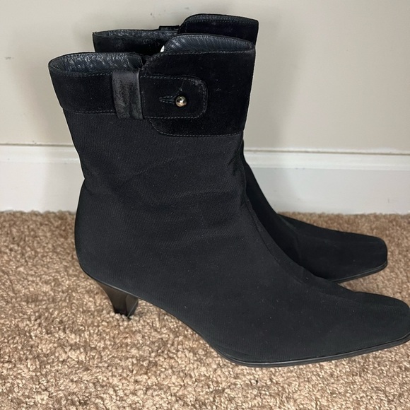 Stuart Weitzman Gore-Tex Suede Trimmed Black Boots, size 8 - Picture 9 of 12